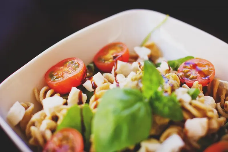 Ensalada de pasta con tomate, albahaca y queso